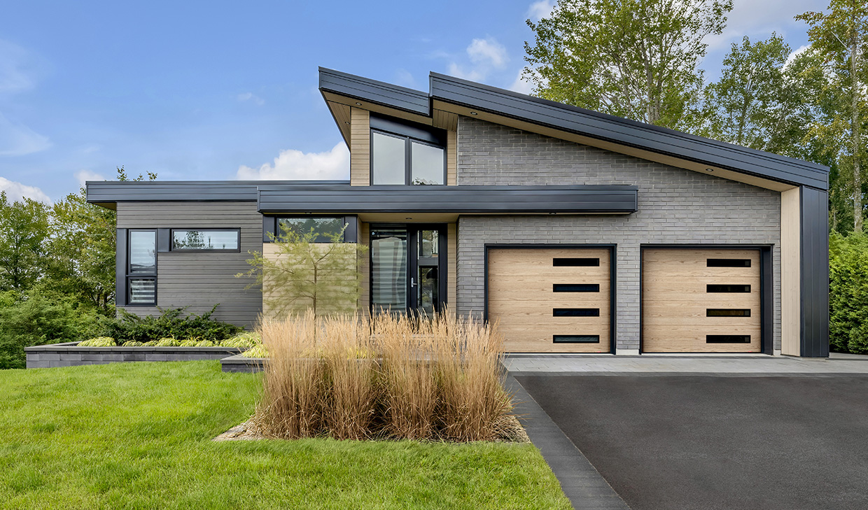 Model Flush, 10' x 8' and 9' x 8', Black, window layout: Right-side Harmony, Slim windows with Grey Sandblasted glass